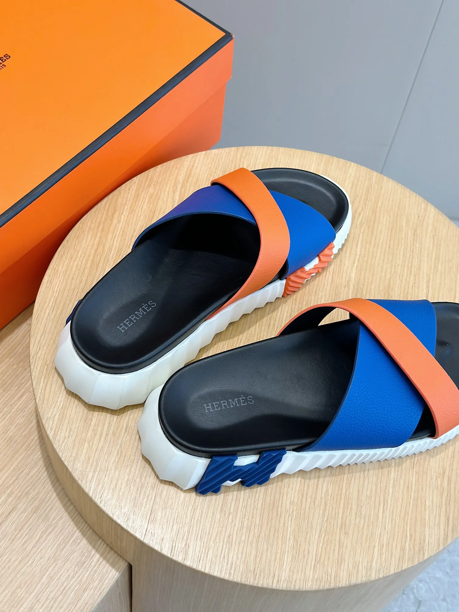 [HERMÈS] Top men's shoes 💰: 340💰 Size: 39-44 (38.45 46 custom-made) Herme*H Home Hermès Men's Sandals and Slippers - Original Replica Purchase the original version and make it one to one, the outsole is privately modeled, and the outsole color corresponding to each color is the same as the original version. Come to those who know the stuff 💪 The ultra-light soles are designed in contrasting colors, and they feel so comfortable on your feet! Calfskin, cowhide feet, private mold outsole.